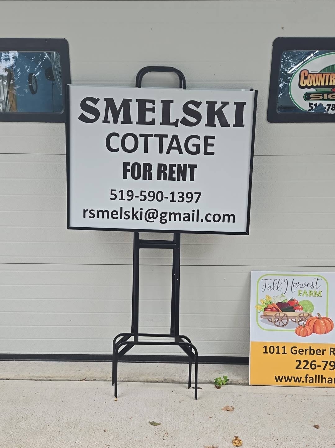Freestanding Smelski Cottage rental sign